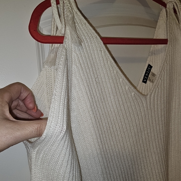 Venus, beautiful cold shoulder sweater - Picture 3 of 4